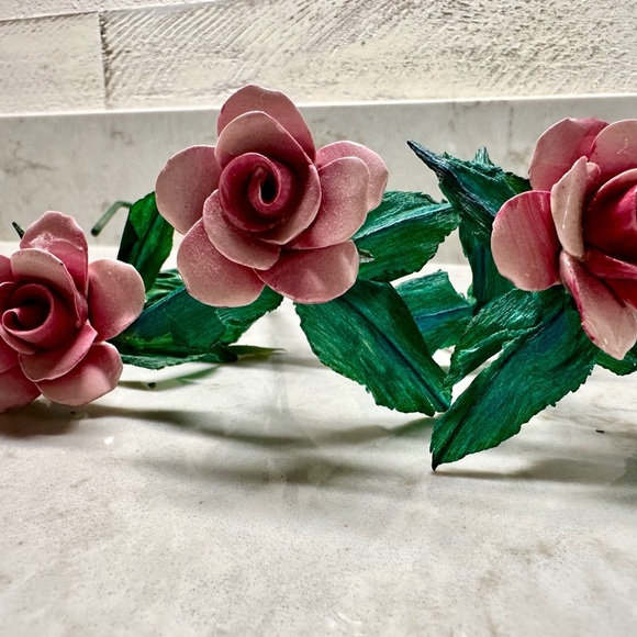 VINTAGE, PORCELAIN ROSES WITH GREEN LEAVES & STEMS. - Picture 10 of 12